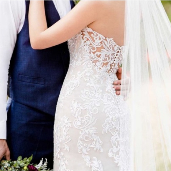 Wedding Dress: Essense of Australia - Picture 3 of 14